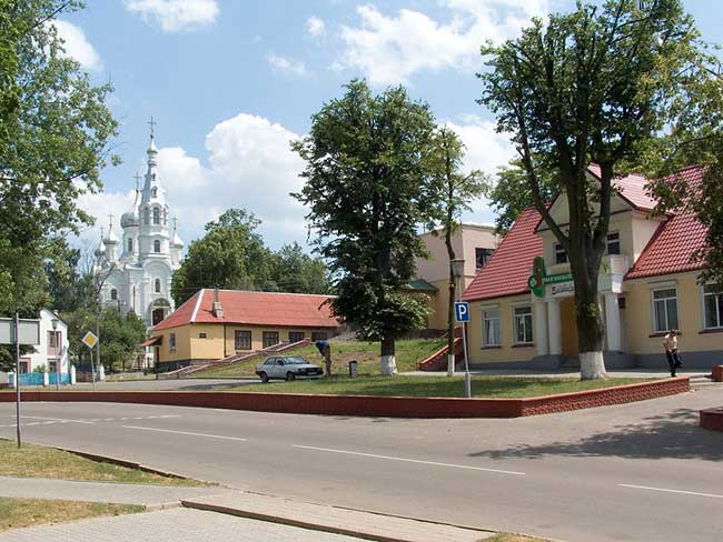 В центре Каменца. На заднем плане — собор Симеона Столпника