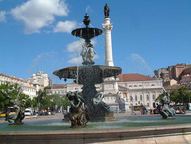 Фонтан на одной из площадей Лиссабона Фонтан на одной из площадей Лиссабона