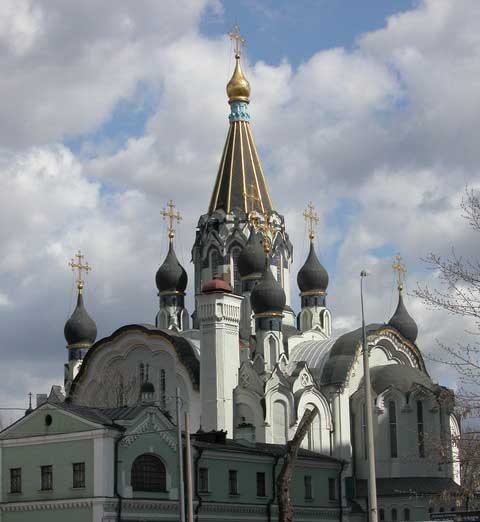Храм Воскресе?ния Христо?ва в Соко?льниках — православный храм расположенный на Сокольнической площади в Москве. Построен по проекту архитектора П. А. Толстых в 1909—1913 годах.[1] Во времена Советского Союза храм не закрывался, благодаря чему многие реликвии из закрывающихся или разрушенных храмов были свезены сюда.[2] Среди них «Иверская икона Божией Матери».[3]  [править] Архитектура храма  Время создания храма относится к эпохе модерна.[1]. Здание имеет вид креста с алтарной частью ориентированной на юг.[4] Из девяти главок центральная позолочена, а остальные чёрные.