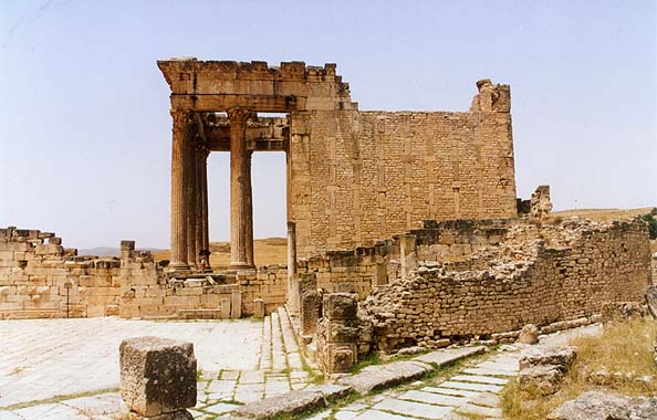 Руины древнеримских базилик в г. Дугга Руины древнеримских базилик в г. Дугга