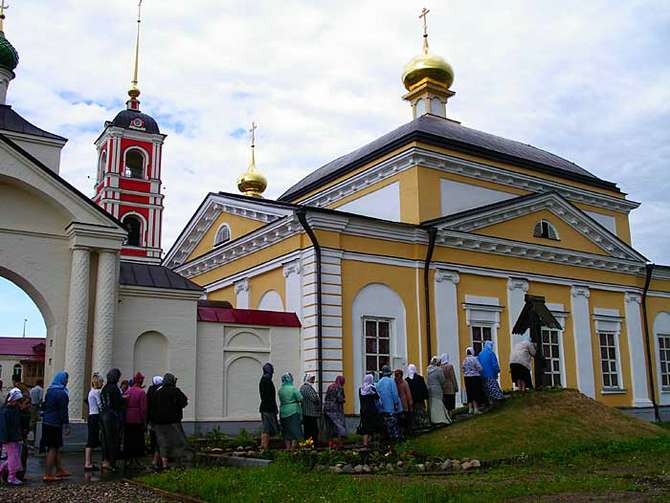 Крест воздвигнут в память о явлении отроку Варфоломею (будущему преп.Сергию) Ангела в образе схимника