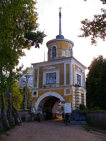 У входа в монастырь У входа в монастырь