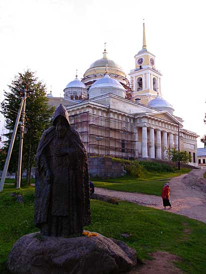 Памятник преподобному Нилу Столобенскому Памятник преподобному Нилу Столобенскому
