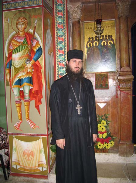  Храм Двенадцати апостолов. Наш паломник у иконы.