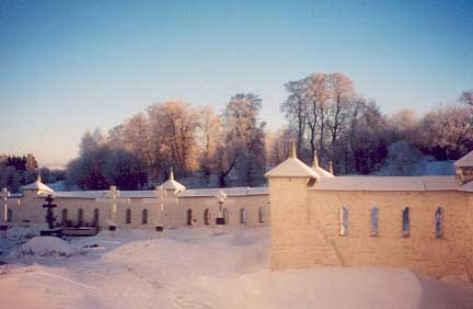 Кладбище за алтарем храма. Ограда.