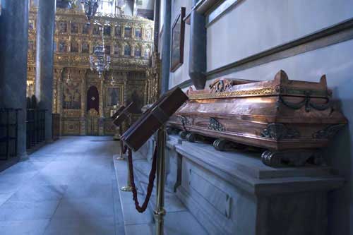 В правой и левой частях храма, вдоль южной и северной стен находятся раки с мощами святых: справа - останки святых жен, а слева - мужей