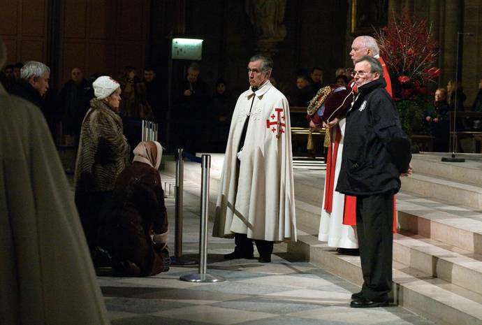 Стоим последние минуты у Венца, заключенном в хрустальный оклад Стоим последние минуты у Венца, заключенном в хрустальный оклад