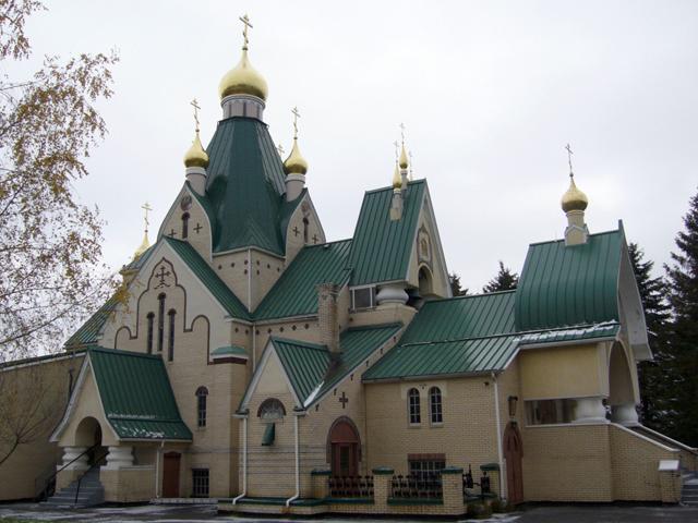 Храм, вид со стороны братского корпуса.
