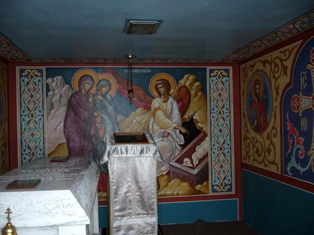 С тех пор здесь добавилось и место упокоения мирополита Лавра. 