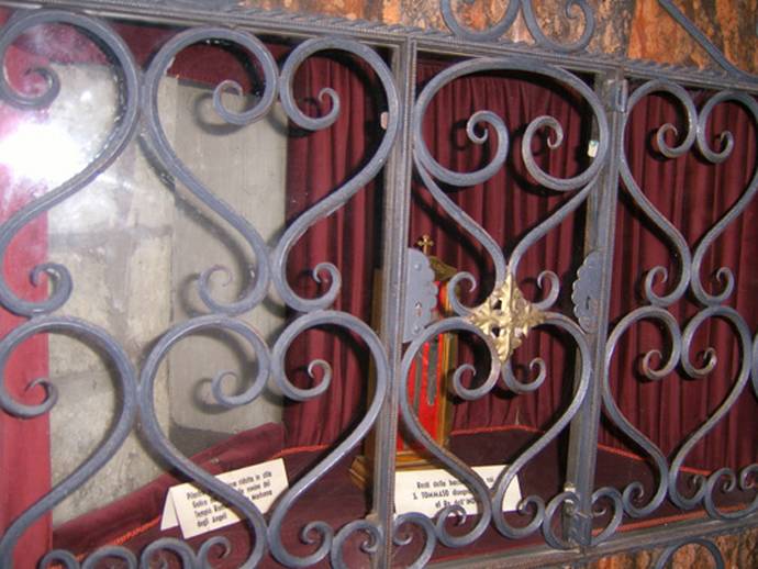 Музейные экспонаты в Базилике Св. Ап. Фомы в г. Ортона Музейные экспонаты в Базилике Св. Ап. Фомы в г. Ортона