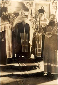 Старинная фотография - игумен Зосима (в центре) с монахами подземного монастыря