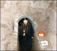 У входа в подземную обитель