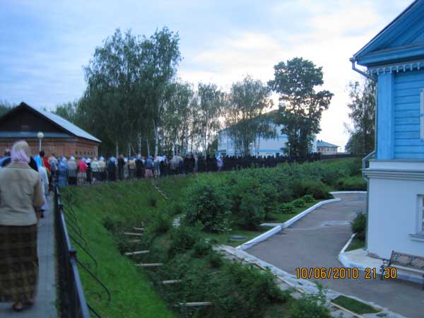 По канавке По канавке