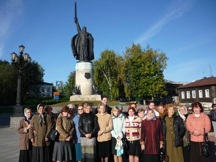 У памятника св. Илие Муромцу на набережной Оки. 