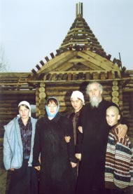 семья Макаровых возле строящейся купальни на святом источнике.