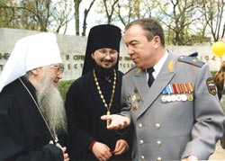 бывший секретарь Рязанского епархиального управления, и начальник Управления внутренних дел по Рязанской области генерал-майор Иван Федорович Перов – близкий друг Владыки Симона бывший секретарь Рязанского епархиального управления, и начальник Управления внутренних дел по Рязанской области генерал-майор Иван Федорович Перов – близкий друг Владыки Симона