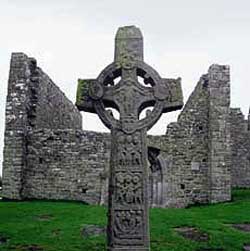 кельтский крест на фоне развалин старой церкви. В центре креста - Распятие на Голгофе, в боковых рукавах коленопреклоненные фигуры Ангелов. Под Распятием римские воины, делящие одежды Христа, и стражники, охраняющие Гроб Господень