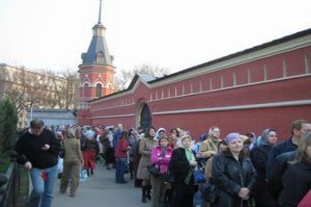 У стен Свято-Покровского монастыря У стен Свято-Покровского монастыря