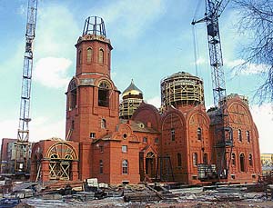 Новый кафедральный собор во имя Казанской иконы Божией Матери в процессе возведения. 2004 г. Новый кафедральный собор во имя Казанской иконы Божией Матери в процессе возведения. 2004 г.