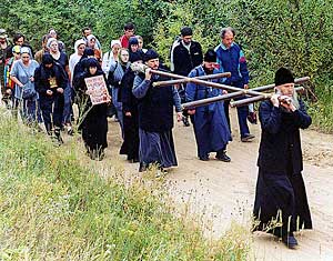 Крестный Ход в урочище Дворцы. 17 августа 2002 г. Крестный Ход в урочище Дворцы. 17 августа 2002 г.