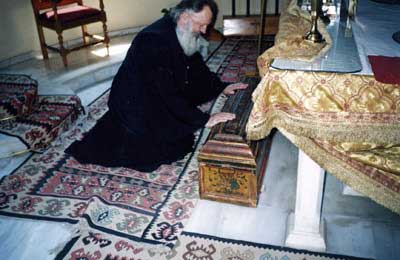 О.Владимир у мощей мученика Иоанна-Владимира, князя Сербского. Храм в г.Тирана