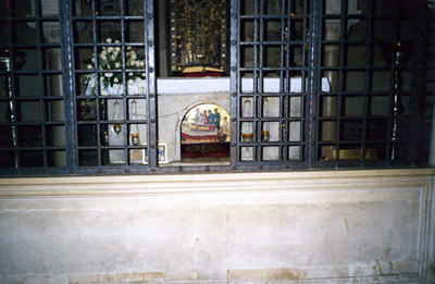 Престол в храме святителя Николая в Бари, где в нише находятся мощи