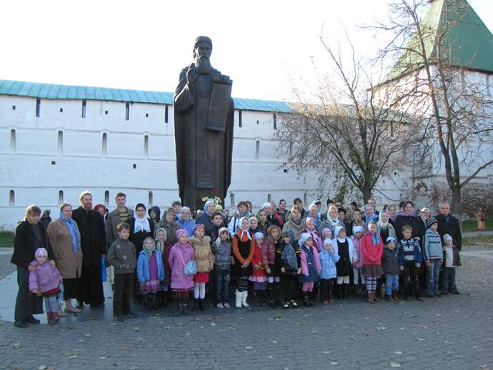 У памятника преподобному Сергию Радонежскому У памятника преподобному Сергию Радонежскому