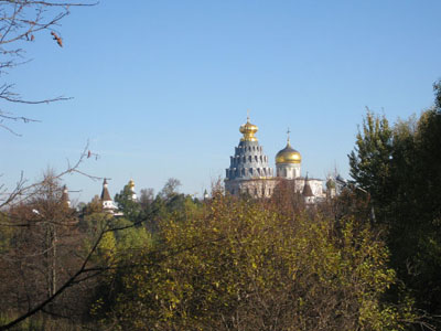 Вид монастыря со стороны железнодорожной станции «Новоиерусалимская» Вид монастыря со стороны железнодорожной станции «Новоиерусалимская»