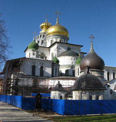 Главный комплекс монастырских построек. На переднем плане - подземная церковь Константина и Елены, чуть далее - Воскресенский собор Главный комплекс монастырских построек. На переднем плане - подземная церковь Константина и Елены, чуть далее - Воскресенский собор