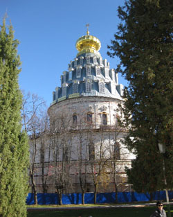 Ротонда над часовней Гроба Господня - наиболее запоминающаяся постройка внутри стен Ротонда над часовней Гроба Господня - наиболее запоминающаяся постройка внутри стен