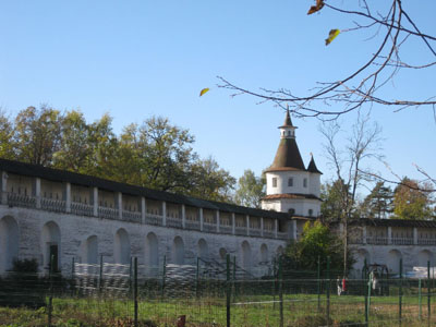 Тут, у стены монастыря, стояла когда-то монастырская колокольня Тут, у стены монастыря, стояла когда-то монастырская колокольня