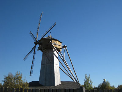 Ветряная мельница - самый приметный памятник в музее деревянного зодчества. Она стоит на отшибе, в стороне от часовни и деревянной избы, но не менее примечательна, чем другие постройки музея. Путешественнику нужно помнить, что внутрь построек пускают только в летнее время года Ветряная мельница - самый приметный памятник в музее деревянного зодчества. Она стоит на отшибе, в стороне от часовни и деревянной избы, но не менее примечательна, чем другие постройки музея. Путешественнику нужно помнить, что внутрь построек пускают только в летнее время года