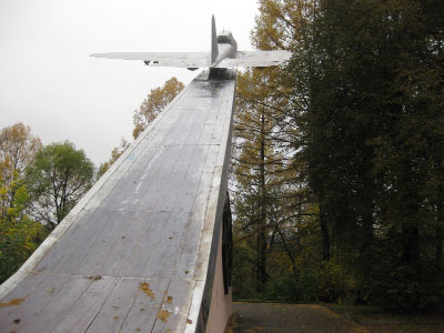 Так выглядит один из самых красивых военных памятников Подмосковья - памятник штурмовику «Ил-2» в сквере рядом с монастырем. Тот самый «Ильюшин-2», что нужен был «Красной армии как хлеб, как воздух». Именно на его постаменте можно найти карту боевых действий Красной армии во время декабрьского наступления под Москвой. Металлическая полоса на этом постаменте до блеска отполирована многими поколениями истринских подростков Так выглядит один из самых красивых военных памятников Подмосковья - памятник штурмовику «Ил-2» в сквере рядом с монастырем. Тот самый «Ильюшин-2», что нужен был «Красной армии как хлеб, как воздух». Именно на его постаменте можно найти карту боевых действий Красной армии во время декабрьского наступления под Москвой. Металлическая полоса на этом постаменте до блеска отполирована многими поколениями истринских подростков