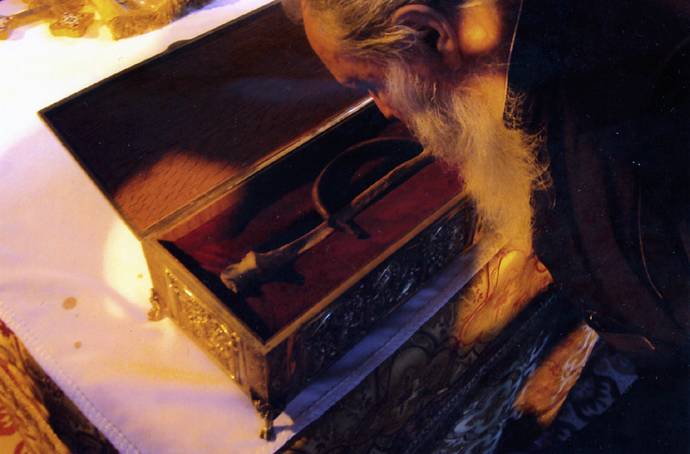 Мощи мч. Иоанна-Владимира в ковчеге под престолом