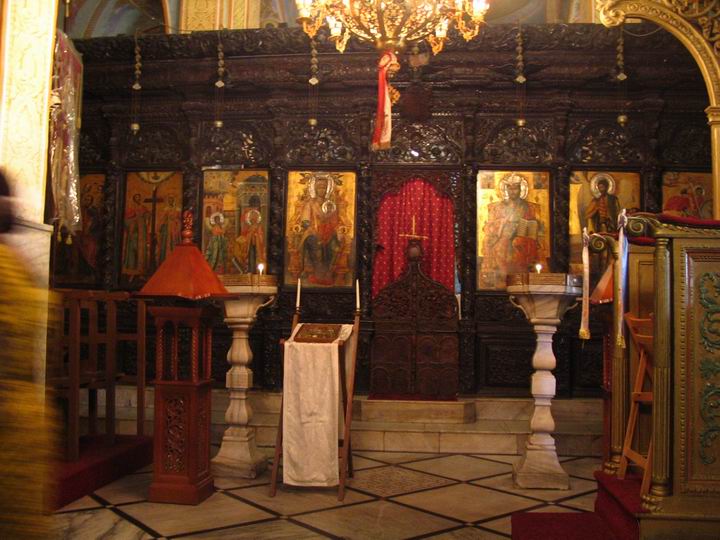 Иконостас храма декорирован деревянными украшениями