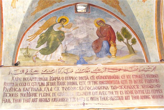 Деталь росписи на стене внутри храма