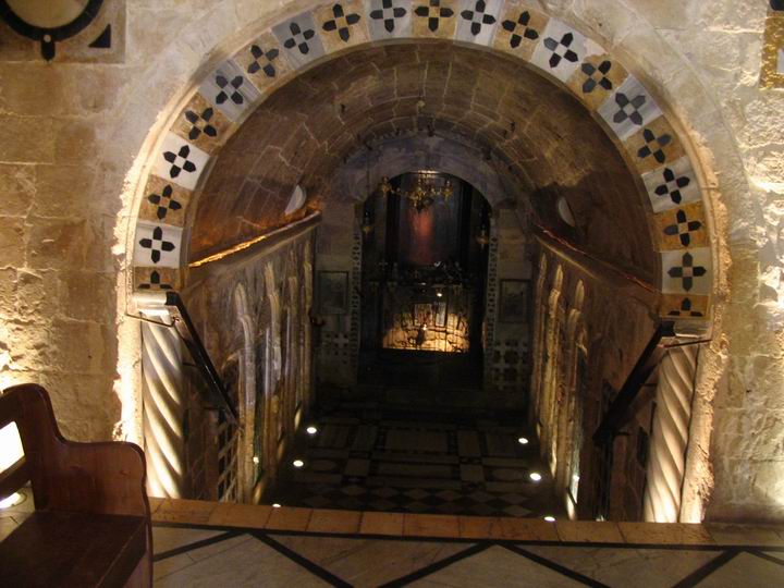 Крипта с источником