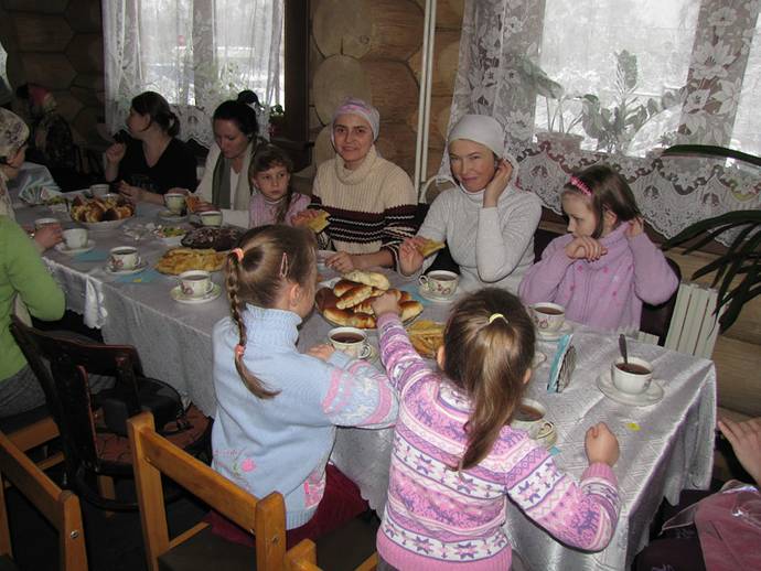 Чаепитие в трапезной прихода храма блаженной Ксении