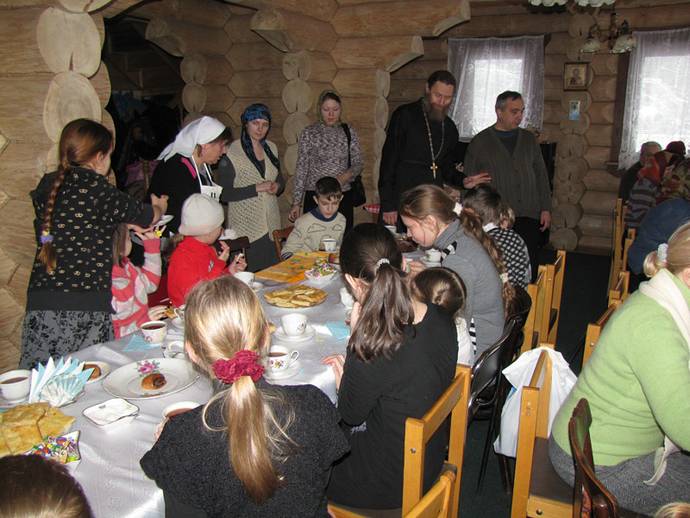 Чаепитие в трапезной прихода храма блаженной Ксении