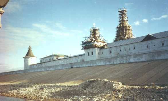 Вид на монастырь с пристани. 40-метровая колокольня в лесах.