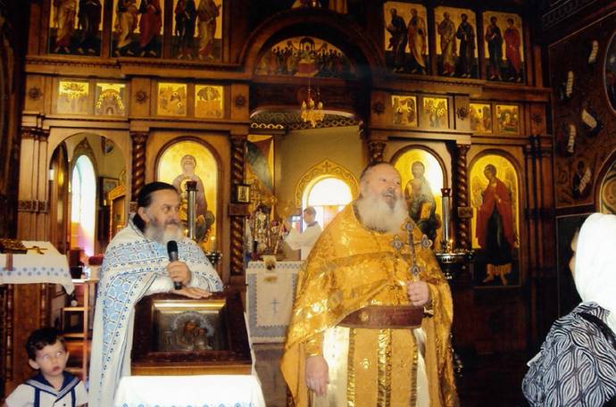 Приветствие и поздравление от Москвы. Прот. Владимир Александров с настоятелем Покровского храма г.Кабраматта прот. Борисом Игнатьевским