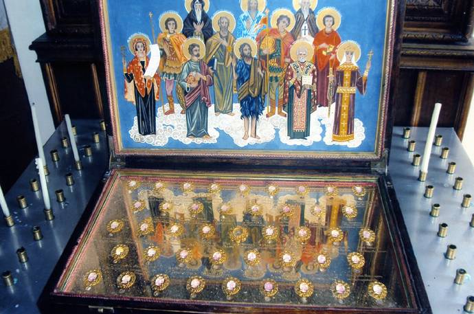 Ковчег с мощами Святых в Соборе Петра и Павла