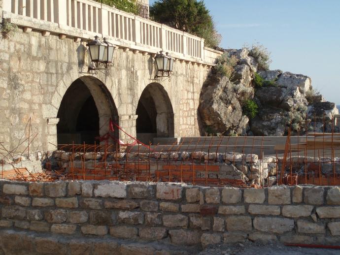 Раньше здесь высился храм Александра Невского Раньше здесь высился храм Александра Невского