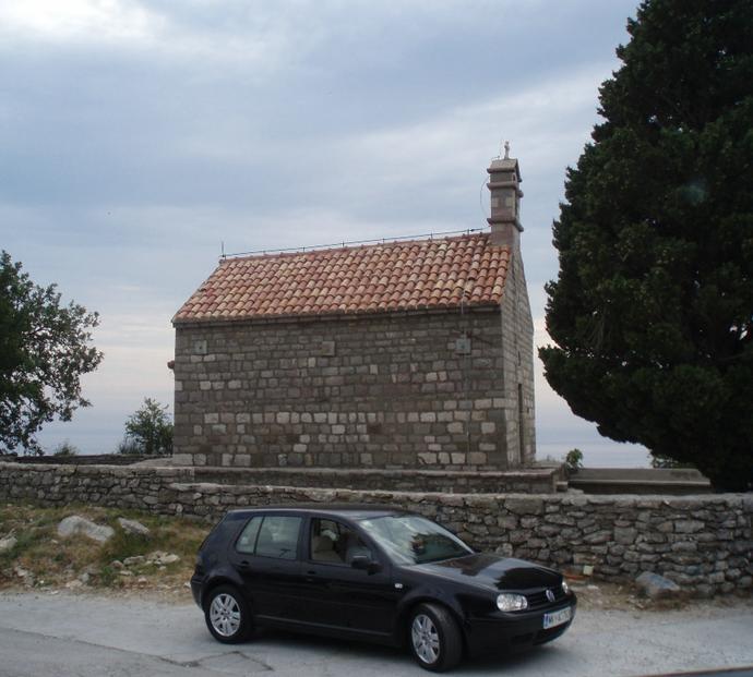 Подобных церквушек в Черногории очень много Подобных церквушек в Черногории очень много