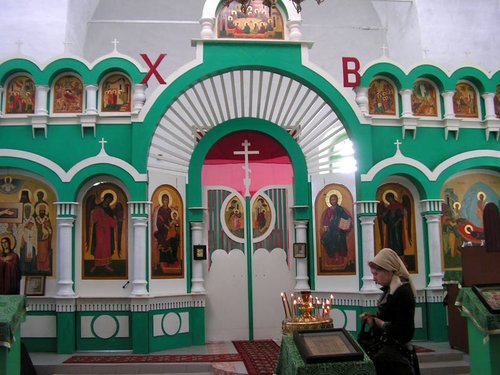Внутри храма просто, но благолепно