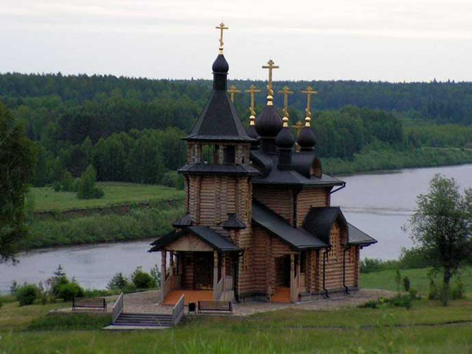 По дороге увидели красивый деревянный храм на берегу реки Туры, мы еще не знали ничего о нем.