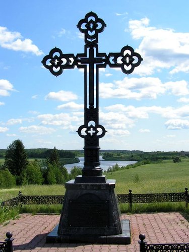 Рядом с храмом установлен поклонный Крест