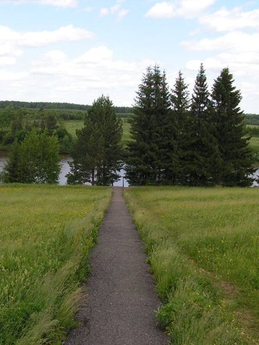 От храма к реке ведет тропинка к тому камню, где ловил рыбу и молился святой Симеон.