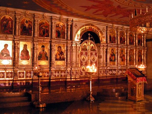 Это иконостас нижней части храма