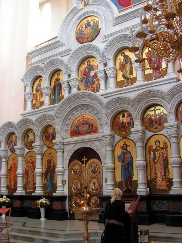 Нашему взору открывается величественный мраморный иконостас.